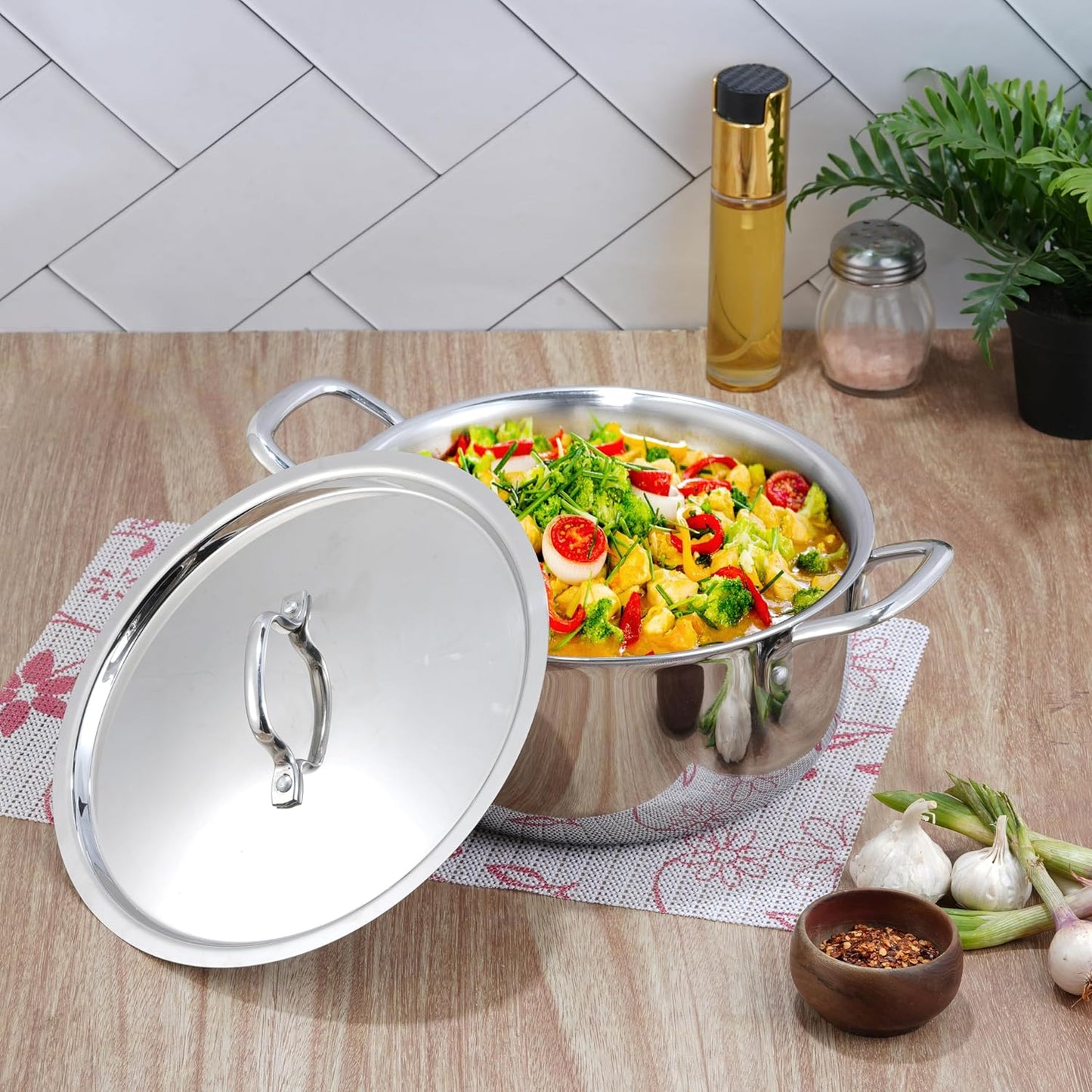 VINOD SMART TRIPLY CASSEROLE WITH LID 22 CM